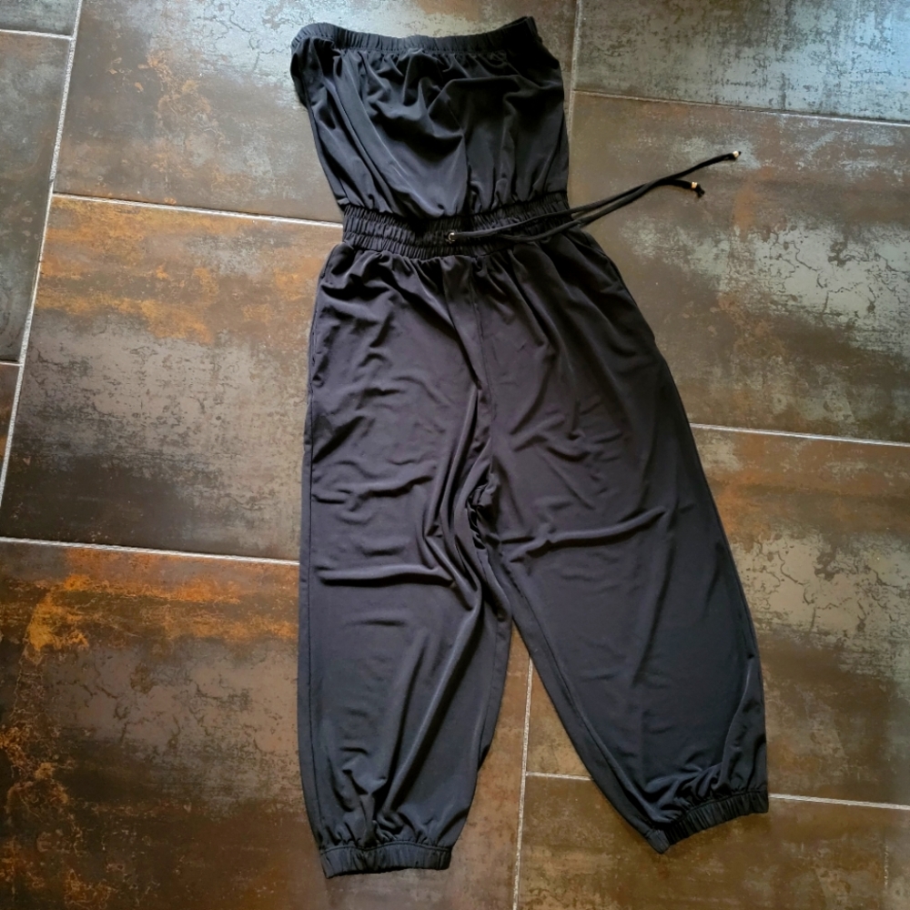 Guess Strapless tube Jumpsuit. Black. Small